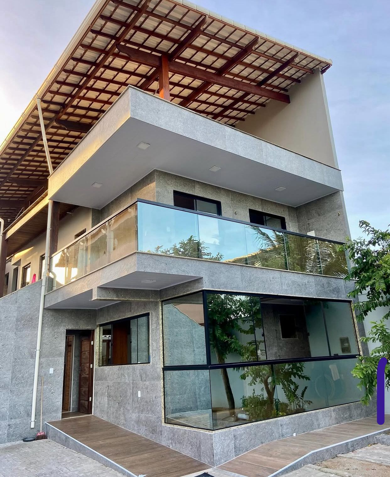 Janela e porta em vidro e alumínio