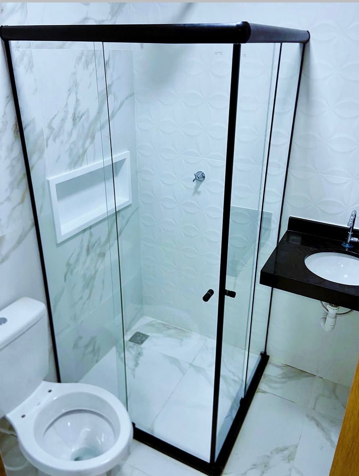 Box de banheiro em vidro com perfil preto
