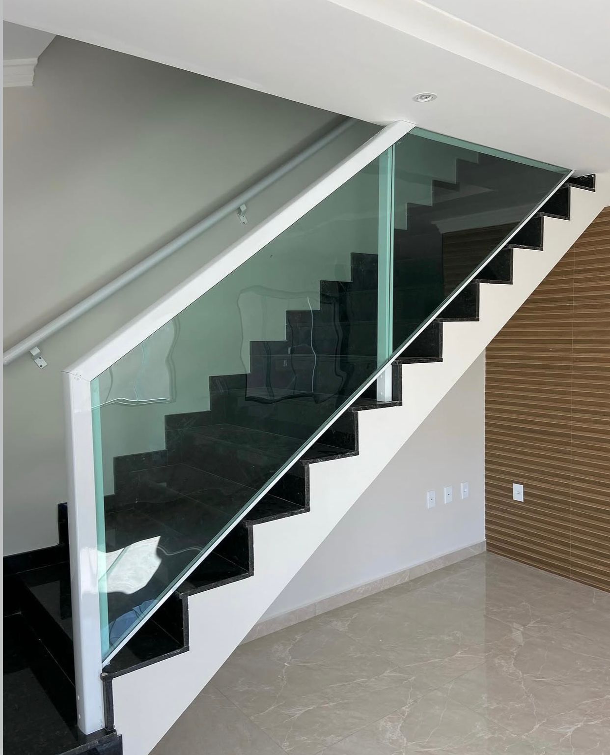 Guarda-corpo de vidro em escada residencial