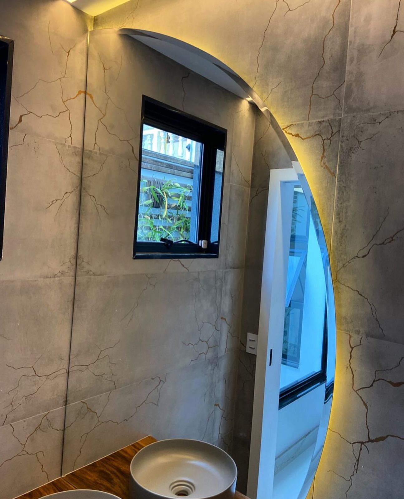 Espelho sob medida com iluminação embutida em lavabo