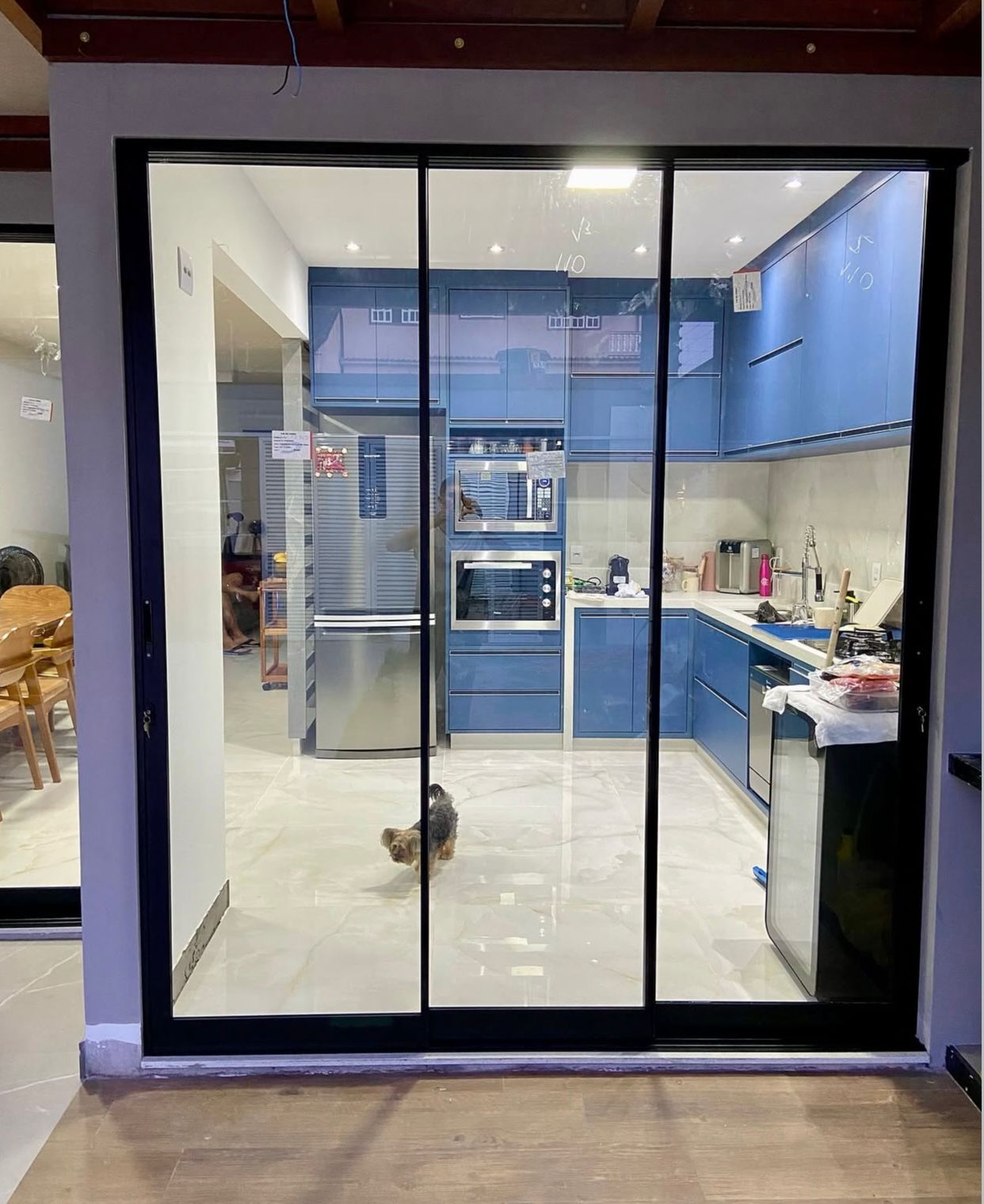 Porta de vidro deslizante integrando cozinha e área interna