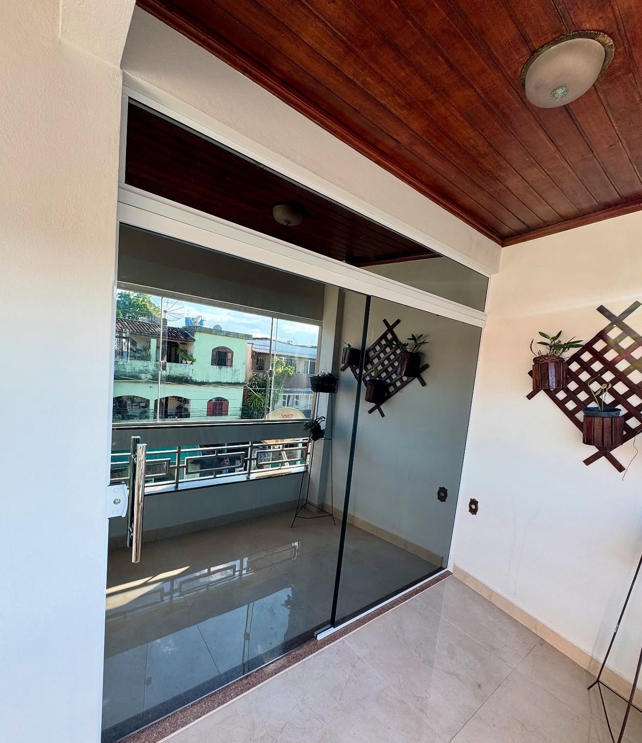 Fechamento de varanda com porta de vidro